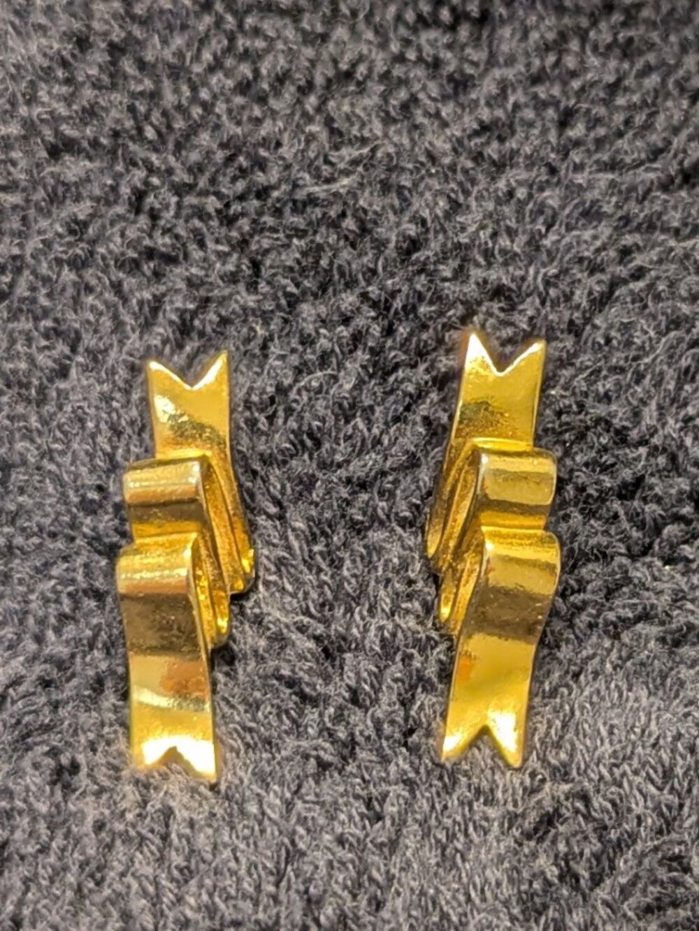 Vintage AVON Festive Ribbon Goldtone Pierced Earrings Holiday Bow Earrings
